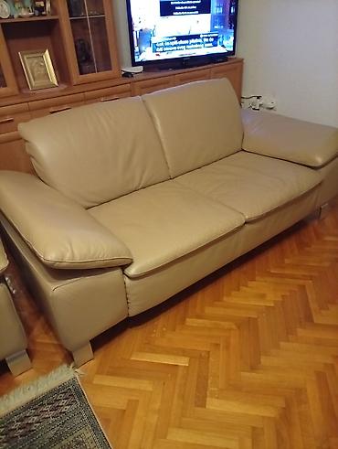 Sofe i kaučevi: Kožna dvosede/sofa – bež/peščana boja . DVA TROSEDA — 1