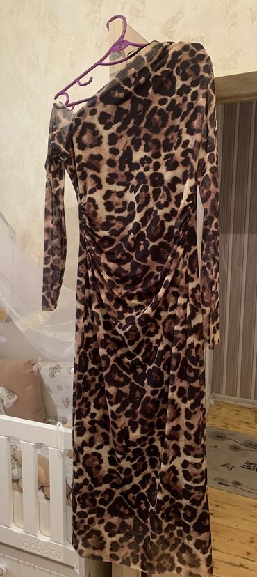Ziyafət donları: Bənövşəyi rəngli, büzməli leopard naxışlı uzunqol qadın paltarı