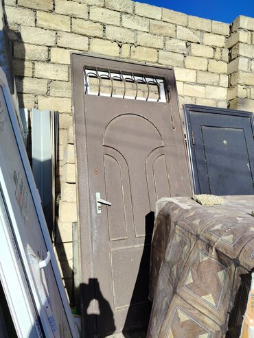 dəmir seyf qapı: Dəmir işlənmiş həyət evi üçün ağır seyf qapı 245*1 m olcusunde