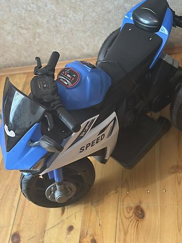 yamaha r3: Uşaq üçün elektrikli üçtəkərli motosiklet - Rəng: mavi-qara, ön — 2