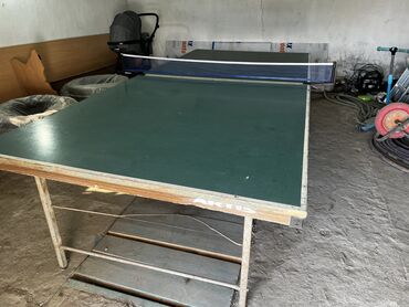 теннисная ракетка: Продаю стандартный советский теннисный стол в нормальном состоянии