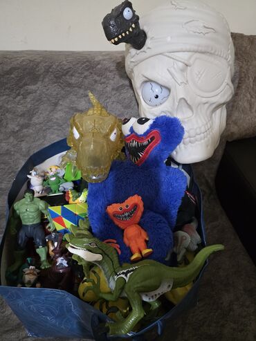 Oyuncaqlar: Uşaq oyuncaqları paketi – müxtəlif fiqurlar və aksesuarlar Tərkib: - — 1