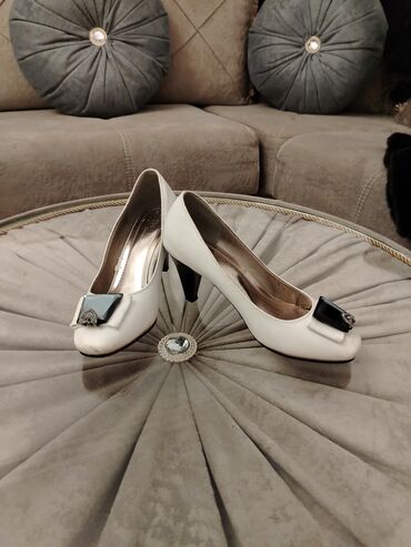 eqa shoes qarayev: Ağ rəngdə qadın klassik tufli - Barmaq hissəsində iri parlaq dekorativ