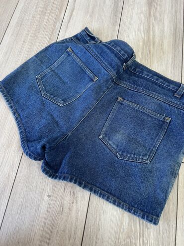женские джинсовые шорты по колено: Джинсы
