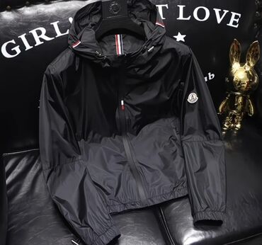 пуховик moncler черный укороченная: Легкая ветровка-анорак с капюшоном. - Цвета: черный и белый -