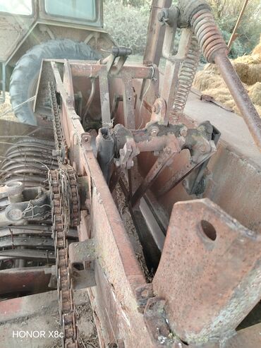 Traktorlar: MTZ tipli təkərli traktor və arxasında ot‑saman pressi Texniki — 9