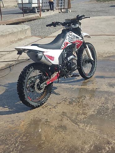 r17 22555: Эндуро/кроссовый мотоцикл 250 см³ (надпись “250” на облицовке). Белый — 2