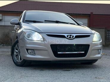 Hyundai: Hyundai i30 CRDi, gümüşü rəng, hetçbek kuzov. Xüsusiyyətlər: - Dizel — 16