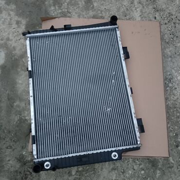 niva radiator: Dordgoz 2,2cid 1998 radyator.Avtomobilin usutne qoyulub ele hemin