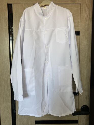 одежда охраны: Халат и чепчик для медбратов и медсестер ( один халат нужно постирать)