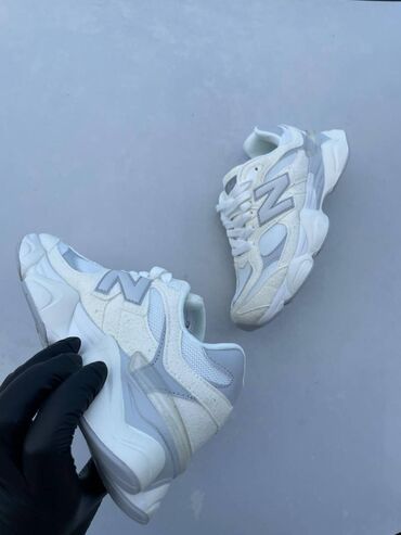 Women's Sneakers and athletic shoes: New balance 9060 patike

Novo
Brojevi 36 do 46

fb Moja Kupovina 1 — 5