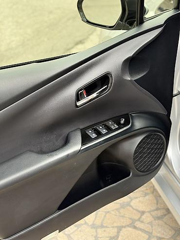 Toyota: Toyota Prius: 2018 г., 1.8 л, Вариатор, Гибрид, Лифтбек — 8