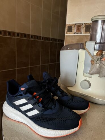 Krasofkalar və idman ayaqqabıları: Adidas modeli bilen bilir nece yunguldu sadece sıxır razmer 40-41