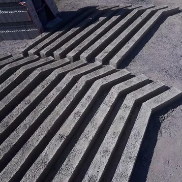 Beton bloklar: Bu beton blok tikinti sahəsində dayaq kimi istifadə olunan, möhkəm və — 6