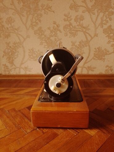 Qədim tikiş maşınları: Məhsul: Köhnə tip əl ilə işləyən tikiş maşını (daşınan model) Təsvir — 3