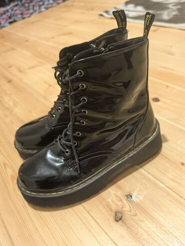 qaçış üçün qadın krosovkaları: Ölçü: 38, rəng - Qara, İşlənmiş