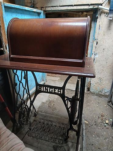antik stol: Singer tikiş maşını – antik model, dəmir ayaqlı masalı komplekt — 5