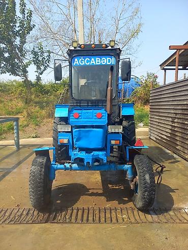 salam moped velosiped: Mavi rəngli kabinəli kənd təsərrüfatı traktoru və arxadan qoşulan ot — 6