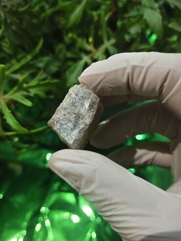 Qiymətli daşlar: Təbii mineral nümunəsi – şəffaf-boz kristallı quruluşlu və işıq — 4