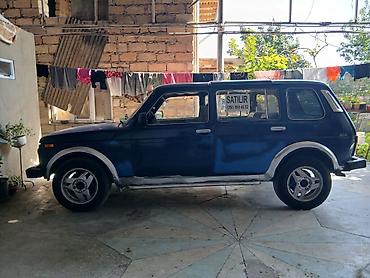 lada diskləri: LADA Niva 4x4, mavi rəng, 5 qapılı universal kuzov. Xüsusiyyətlər: - — 1