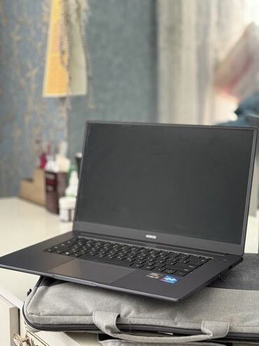 штатив для фото: Ноутбук, Honor, Для работы, учебы, память SSD