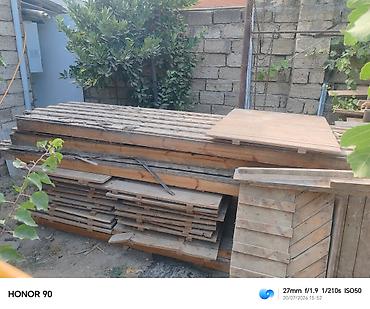 pol dik: Çorni pol taxtaları var aralarında strapillər və polluq taxtalarda var — 2