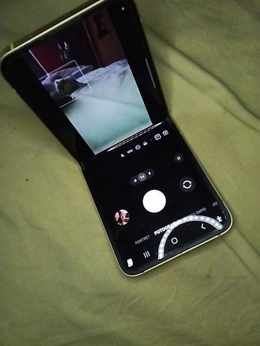 Samsung: Samsung Galaxy Z Flip – zlatna boja - Kompaktan preklopni telefon sa — 9