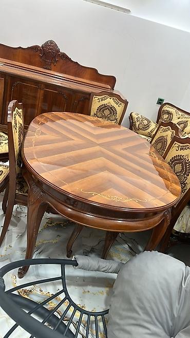 parta stol: Klassik üslubda yemək masası dəsti təqdim olunur. Dəstə oval formalı — 2