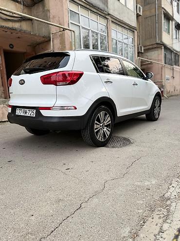 su radiatoru: Kia Sportage, ağ rəng, kompakt krossover. Güclü və qənaətcil — 4
