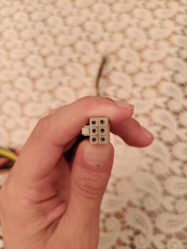 Modemlər və şəbəkə avadanlıqları: Blok pitaniya 350 vatt demək CPu pin 6 VGA pin isə 8 normal işləkdir