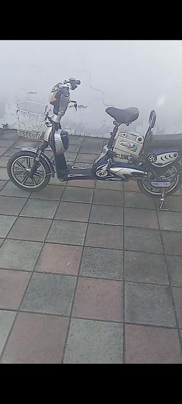 giant velosiped satilir: Elektrik velosipedi/scooter ‑ Rəng: tünd mavi-gümüş ‑ Ön tərəfdə — 3