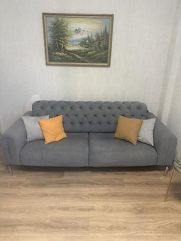 2 ci perde: - Model: 3 yerlik divan - Rəng: Tünd boz (kül rəngi) - Üslub — 1