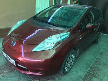 спортивный машины: Электромобиль Nissan Leaf в темно-красном цвете, оснащенный