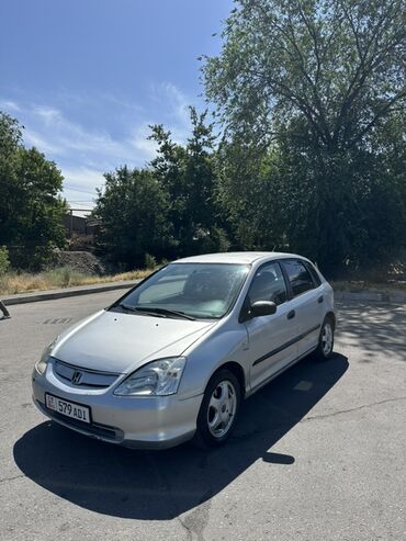 Honda: Хэтчбек Honda Civic серебристого цвета. Компактный и практичный