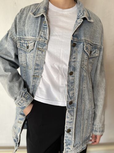 молодежная одежда: Джинсовая куртка короткая в размере s В отличном состоянии, съемный