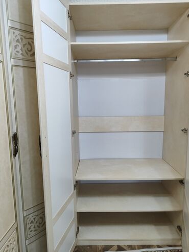 Спальные гарнитуры: Спальный гарнитур в классическом стиле, светлый беж/айвори. Состав: - — 2