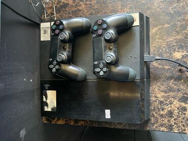 PS4 (Sony Playstation 4): Play station 4 fat 450azn.2 pult.Oyunlar Red dead redemption 2 The
