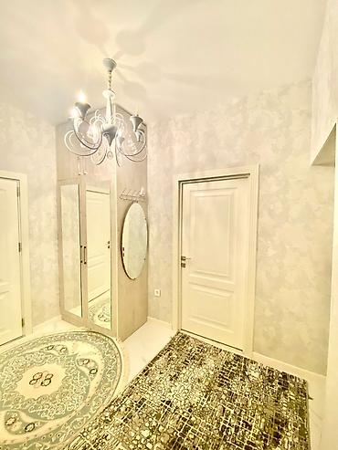 Uzunmüddətli kirayə mənzillər: Təsvir: - Zövqlü şəkildə dizayn olunmuş mənzil interyeri. İşıqlı — 1