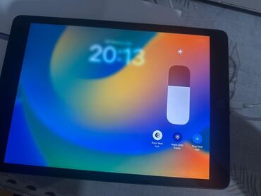 planset apple: Apple tərəfindən istehsal olunmuş iPad. Bu model 64 GB daxili yaddaşa