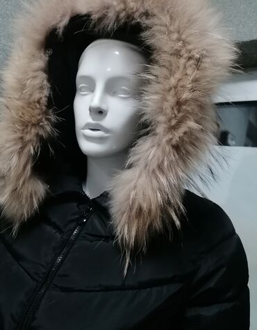 Zimske jakne: Ženska zimska jakna sa kapuljačom i krznom - Boja: crna - Kroj — 6