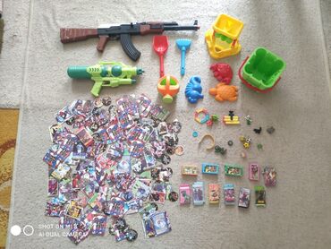 детские фигурки воины: Набор детских игрушек, включающий разнообразные элементы для игр на