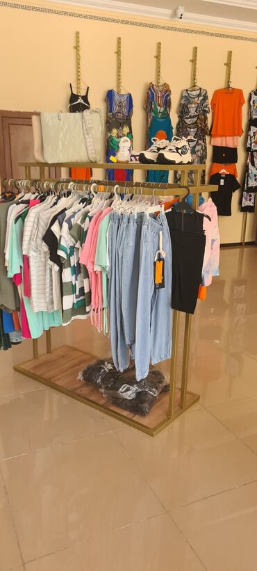 Digər üst geyimləri: Mağaza vitrinindən kişi və qadın geyimləri kolleksiyası - Kişi — 6