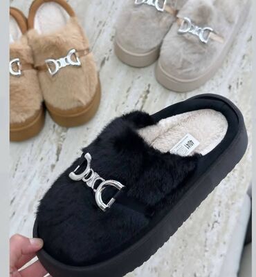 Papuče: Nove sobne papuce
Cena 2300
Vel. od 36 do 41
P/019 — 8