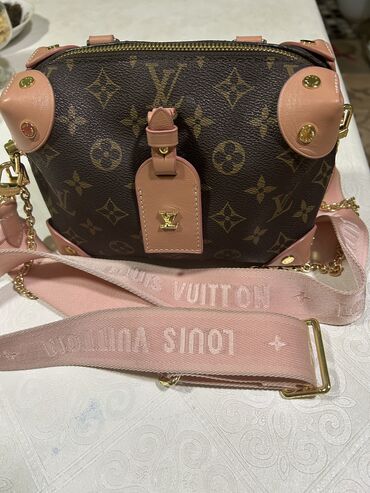 Сумки: Женская сумка от бренда LOUIS VUITTON почти новый, купили через