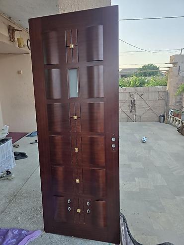 Qapılar və aksessuarlar: Çərçivələri ilə birgə 7 ədəd otaq qapısıdır. 1 ədədi cüt şüşəli və iki — 3
