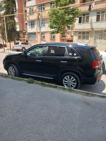 Kia: Kia Sorento – qara rəngli, tam ölçülü şəhər-kənd krossoveri. Xarici — 13