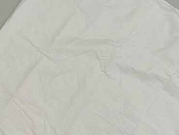 Biała, używana podkładka do przewijania dla niemowląt. W idealnym