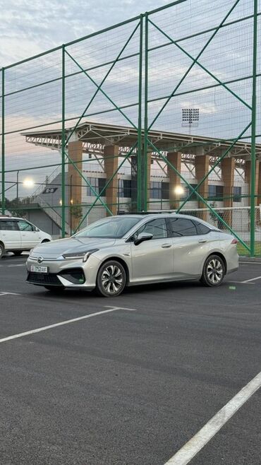 авто в рассрочку без процентов: Электрический седан GAC AION S MEI 5830 серебристом цвете, оснащенный