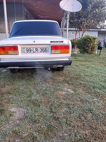 mercedes yan güzgü: Lada 2107 sedan avtomobil. Şəkillərdə ağ rəngli kuzov, klassik — 2