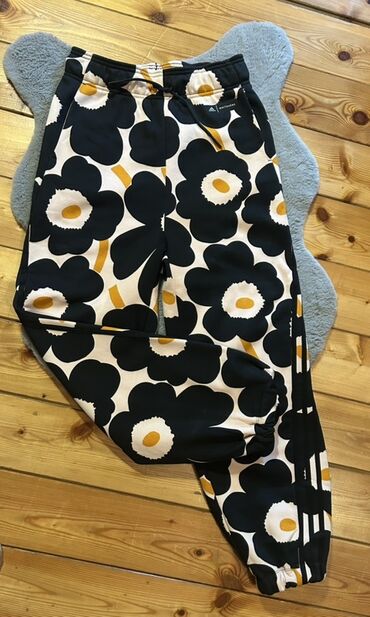 Donji delovi trenerke: Nova Adidas Marimekko trenerka. Naznačena veličina je S, ali odgovara — 6